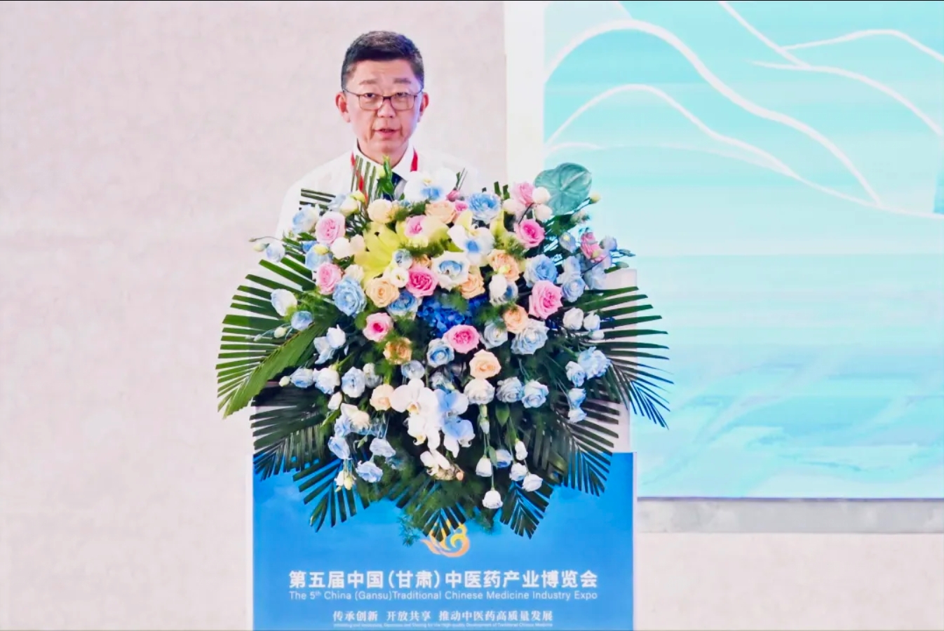 深耕甘肃，尊龙药业集团将新布局万亩级有机黄芪种植基地